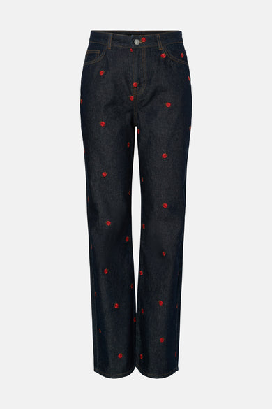 Jean droit bleu marine de PIECES® avec des roses rouges brodés sur toute la surface.