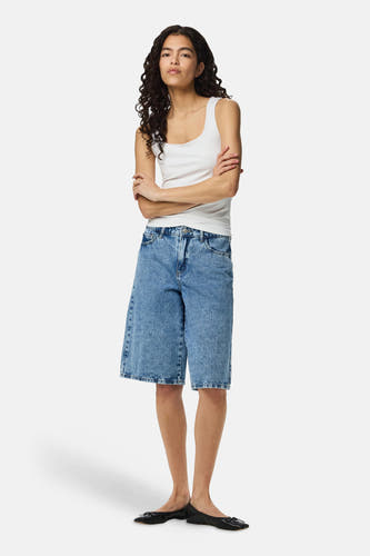 Witte body van PIECES® met ronde hals, gedragen met blauwe denim bermuda en zwarte ballerina’s, front view