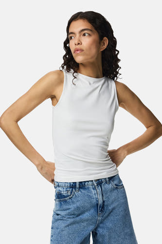 Witte body van PIECES® met ronde hals, strakke pasvorm, gedragen met blauwe jeans, front view