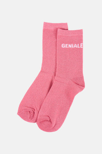 Chaussettes roses brillantes de PIECES, avec une étiquette blanche indiquant 'ONE SIZE' et 'PIECES', et 'GENIALE' à l'envers sur la chaussette.