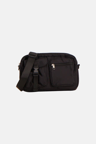 Sac à bandoulière noir de PIECES®, avec fermeture à glissière et bandoulière réglable.