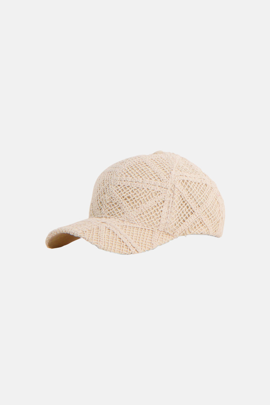 Casquette écru de PIECES®, avec une texture ajourée et une visière préformée, en vue latérale.