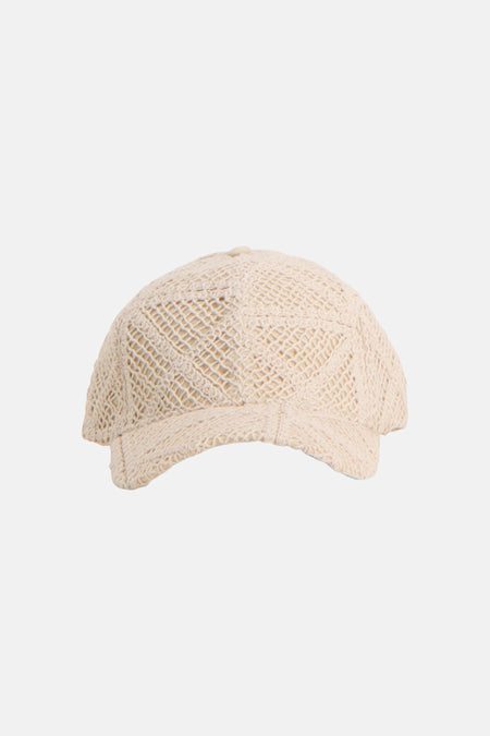 Casquette écru de PIECES®, avec motif au crochet et sangle réglable avec fermeture métallique à l'arrière.