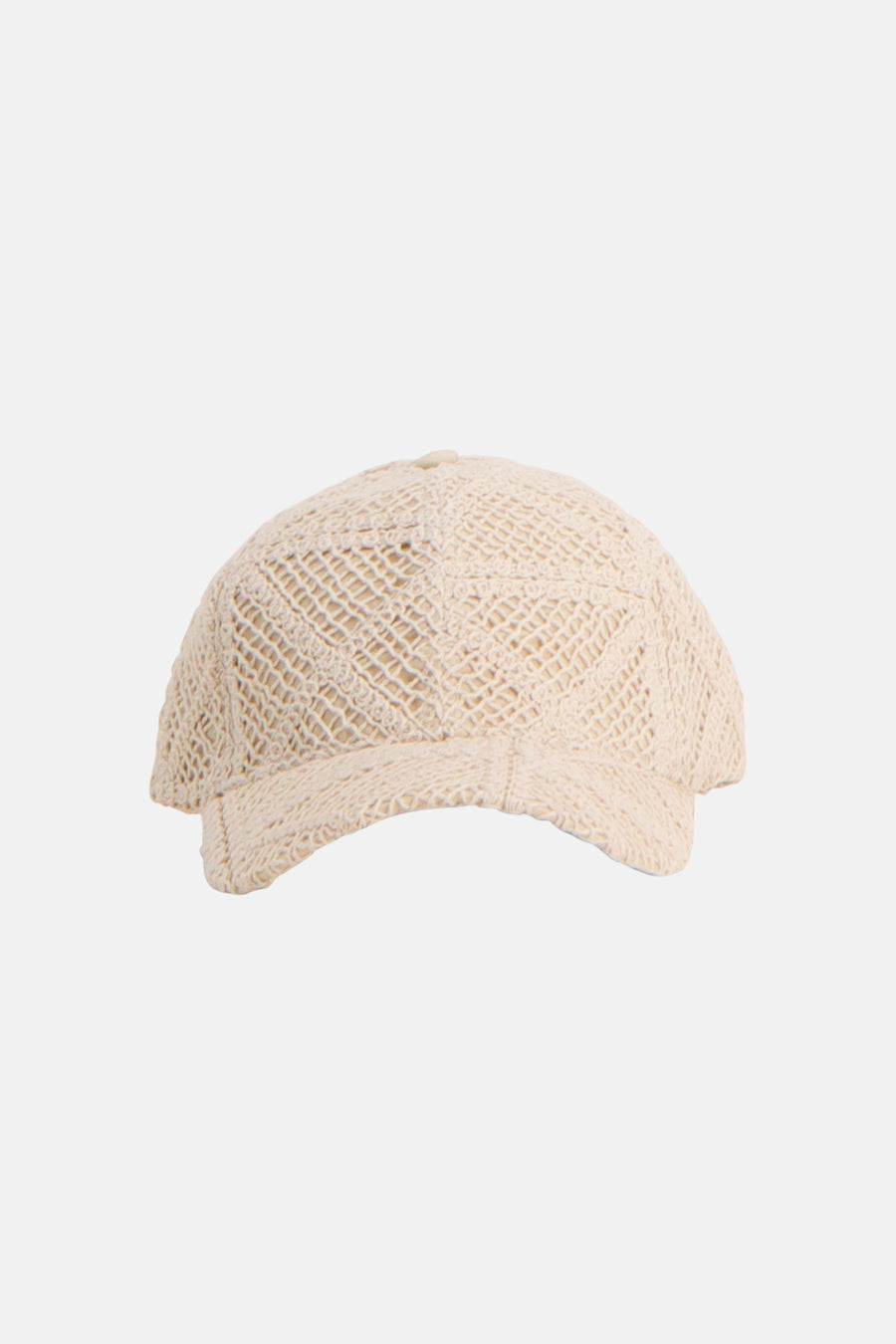 Casquette écru de PIECES®, avec motif au crochet et sangle réglable avec fermeture métallique à l'arrière.