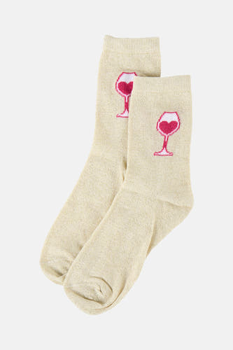 Chaussettes écru de PIECES® avec broderie de verres à vin rouges et de cœurs sur un fond beige clair.