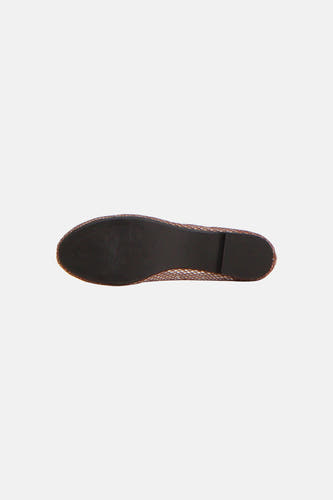Ballerines marron à motif écailles de PIECES®, vue de dessous avec semelle foncée à motif ondulé et taille 38.