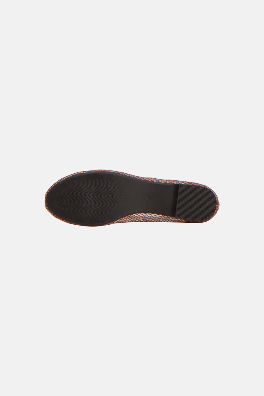 Ballerines marron à motif écailles de PIECES®, vue de dessous avec semelle foncée à motif ondulé et taille 38.
