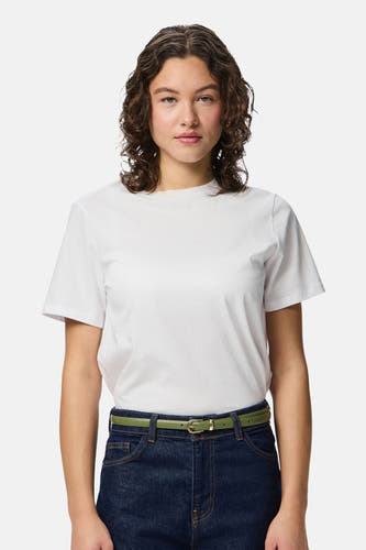 Ceinture multicolore de PIECES, avec une boucle dorée et portée avec un t-shirt blanc et un jean bleu foncé.