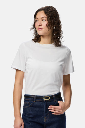 Ceinture multicolore de PIECES® avec une boucle dorée et un jean bleu foncé avec un t-shirt blanc.