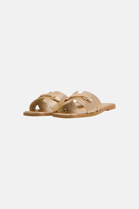 Pantoufles dorées de PIECES®, une paire, vues de dos.