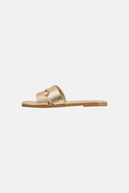Gouden slippers van PIECES® met getextureerde band en metalen ringdetail, zij-aanzicht.