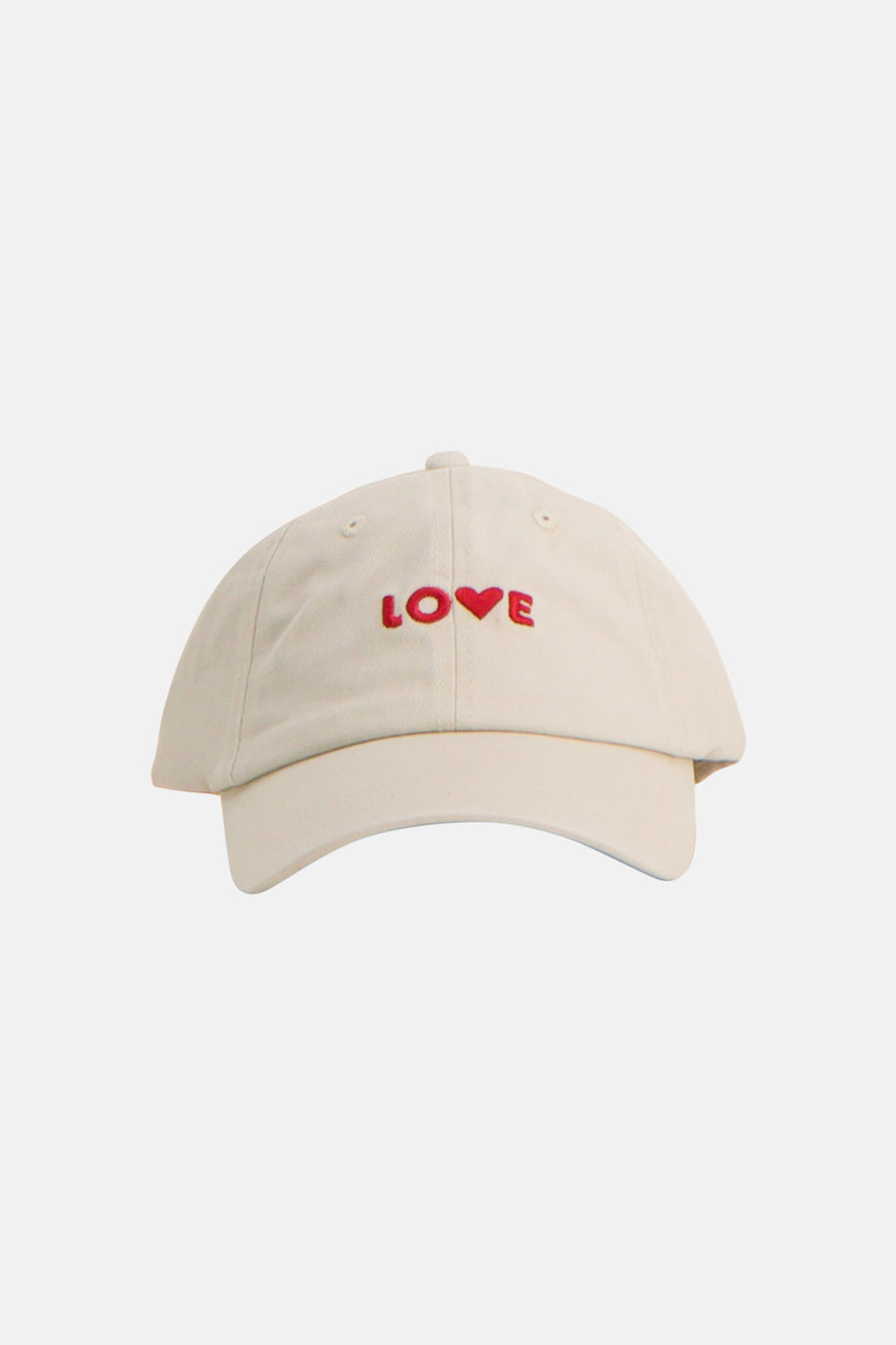Witte pet van PIECES®, met rode 'LOVE'-borduursel op de voorkant.