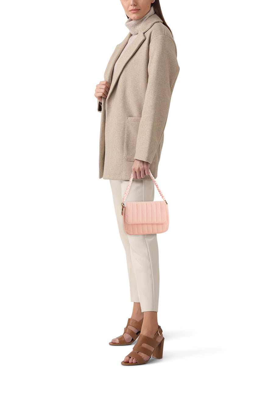 Sac à bandoulière matelassé rose de PIECES® avec rabat et anse tressée, vue de côté.