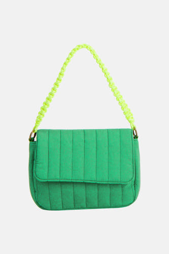 Sac à bandoulière matelassé vert de PIECES® avec une bandoulière tressée jaune fluo et une fermeture à rabat.
