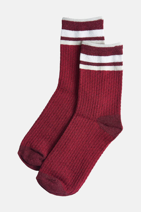 Chaussettes rouges de PIECES, avec des rayures blanches sur le bas et une structure côtelée.