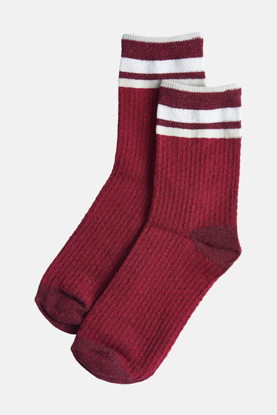 Chaussettes rouges de PIECES, avec des rayures blanches sur le bas et une structure côtelée.