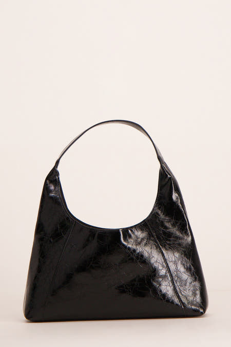 Sac à dos noir de PIECES® avec une texture brillante et froissée et un bretelle courte.