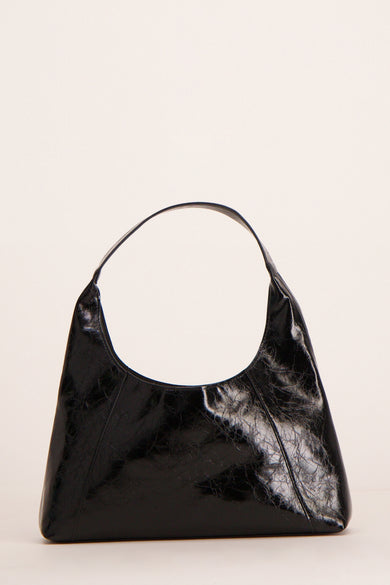 Zwarte handtas van glanzend leer.