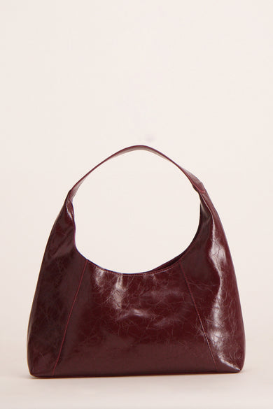 Veste Bordeaux en cuir PIECES® avec une texture brillante et craquelée.