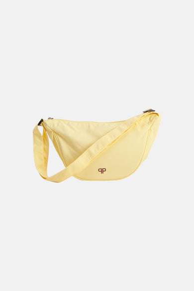 Sac à bandoulière jaune de PIECES®, avec une texture lisse et une fermeture à glissière discrète.