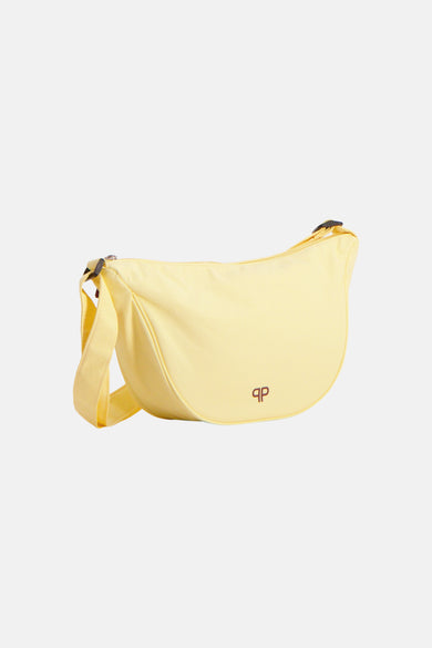 Gele schoudertas van PIECES®, met subtiel logo aan de onderkant, op een witte achtergrond.
