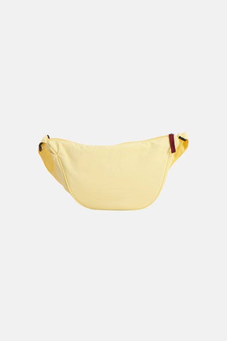 Gele schoudertas van PIECES®, met een gladde textuur en een subtiele ritssluiting.