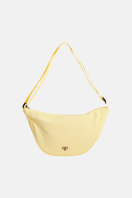 Sac à bandoulière jaune de PIECES®, avec sangle réglable et petit détail logo.
