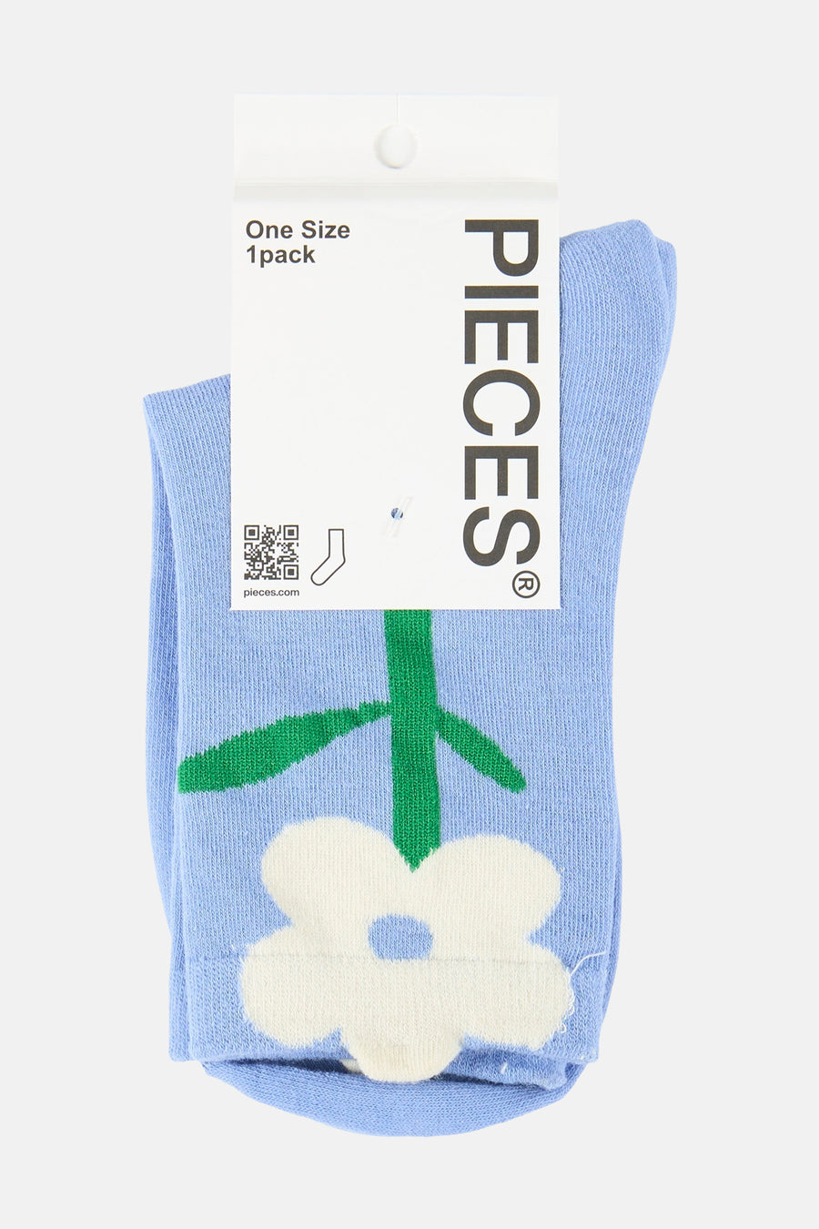 Paire de chaussettes bleues de PIECES®, ornées d'une grande fleur blanche et d'une tige verte.