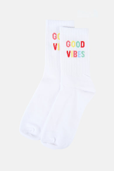 Chaussettes blanches de PIECES®, avec texte "Good Vibes" brodé en différentes couleurs.