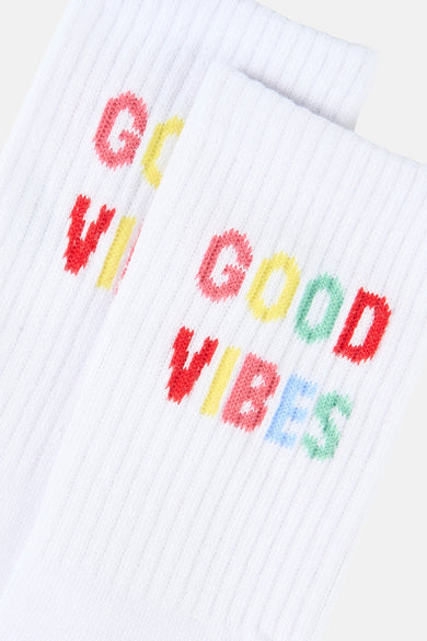 Witte sokken van PIECES®, met geborduurde "Good Vibes" tekst in verschillende kleuren.
