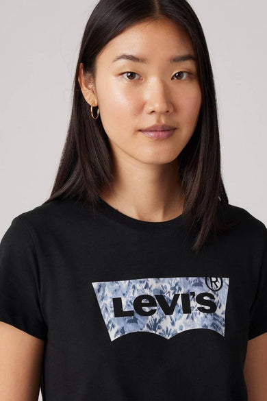 Portret van een vrouw met een zwarte Levi's T-shirt.
