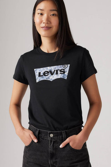Vrouw in zwart Levi's T-shirt met logo.