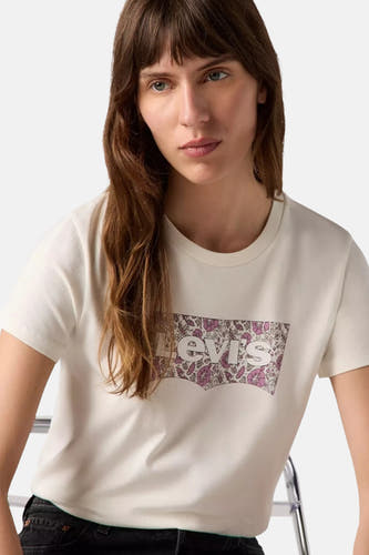 Ecru T-shirt met korte mouwen van Levi's® met bloemenprint logo op de voorkant.
