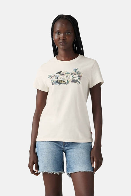 T-shirt écru à manches courtes de Levi's, avec une impression colorée du logo sur la partie avant, associé à des shorts en denim.