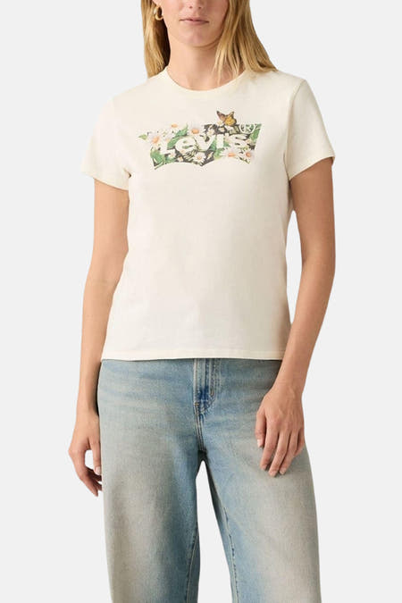 T-shirt beige à manches courtes de Levi's® avec un imprimé de fleurs et un papillon.