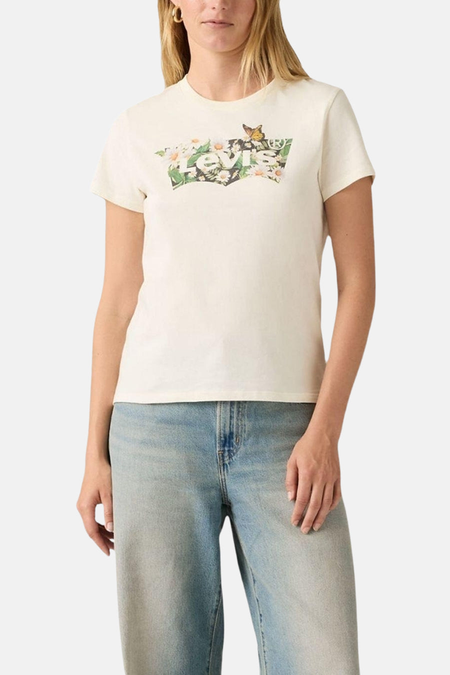 Beige T-shirt met korte mouwen van Levi's, met bloemenprint op de borst en een vlinder.
