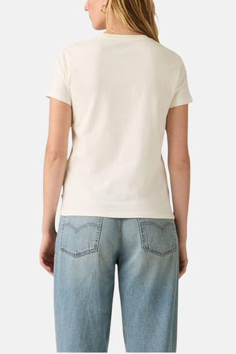 Beige T-shirt met korte mouwen van Levi's, gezien van achteren, gecombineerd met een jeans.