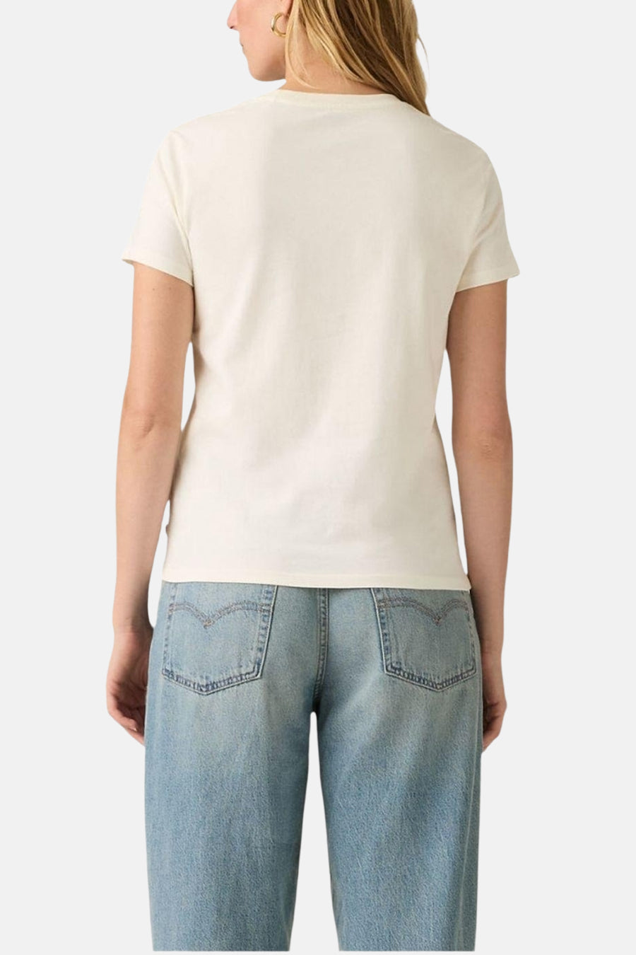 Beige T-shirt met korte mouwen van Levi's, gezien van achteren, gecombineerd met een jeans.