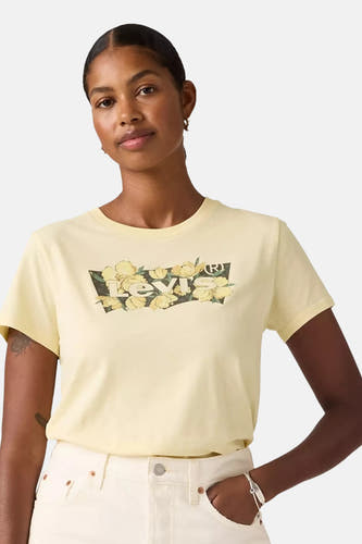 T-shirt jaune à manches courtes de Levi's, porté avec une jupe blanche, vue arrière.