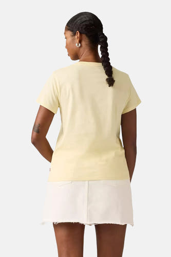 Geel T-shirt met korte mouwen van Levi's, gedragen met een witte rok, achteraanzicht.
