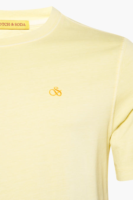 T-shirt jaune de Scotch & Soda, avec un logo brodé sur la poitrine et des manches courtes.