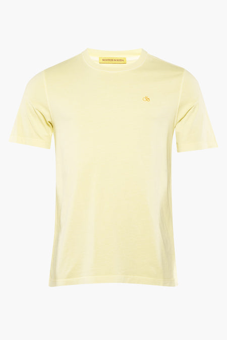 T-shirt jaune de Scotch & Soda avec des manches courtes et un petit logo sur la poitrine.
