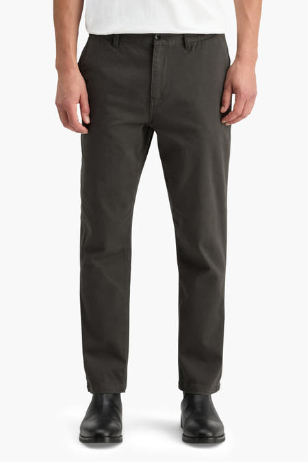 Chino gris SCOTCH & SODA, vu de dos, avec des poches passepoilées et des chaussures noires.