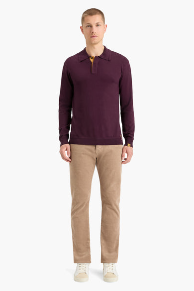 Paarse trui met ronde hals van Scotch & Soda, gedragen met beige corduroy broek en witte sneakers.