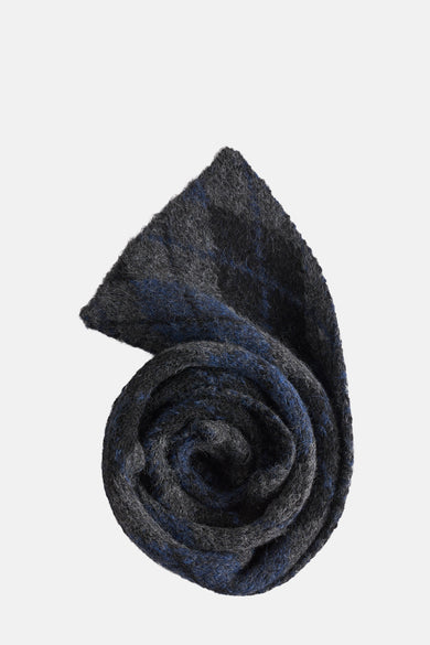 Multikleurige wintersjaal van MANGO, opgerold met een gemêleerd effect in grijs en blauw.