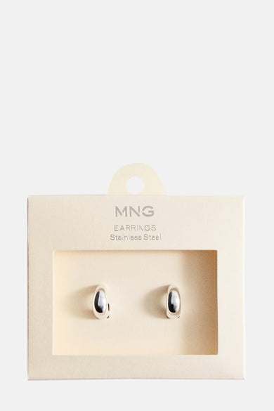 Boucles d'oreilles en argent de acier inoxydable de MANGO dans un emballage beige.