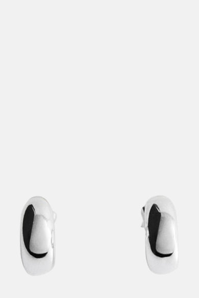 Boucles d'oreilles en argent de MANGO, design arrondi et minimaliste sur un fond blanc.