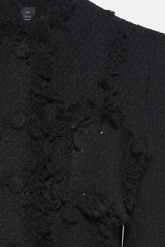 Blazer noir de MANGO, avec une texture froncée et des détails, en version courte.