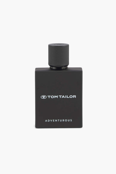 Parfum noir de Tom Tailor avec le nom de marque et "ADVENTUROUS" en lettres blanches sur la bouteille.