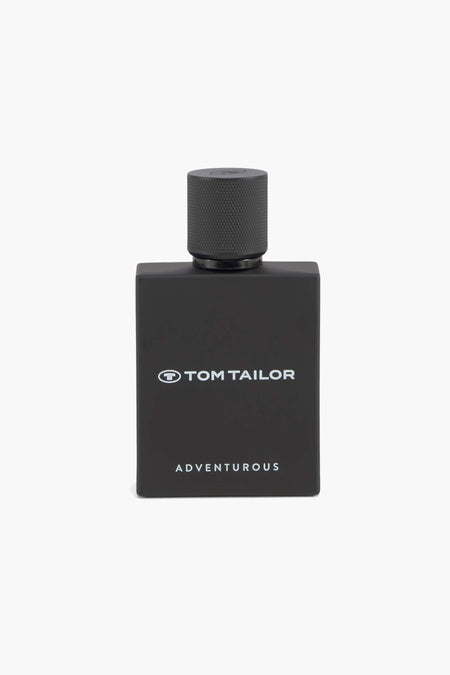 Parfum noir de Tom Tailor avec le nom de marque et "ADVENTUROUS" en lettres blanches sur la bouteille.